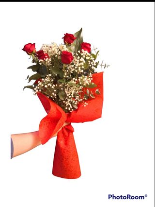 5 rose rosse a gambo lungo