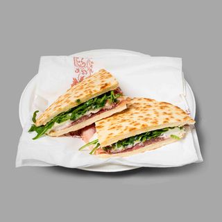Piadina prosciutto, squacquerone e rcuola