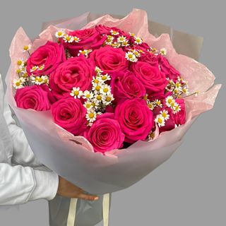 15 malinowych róż z rumiankiem 