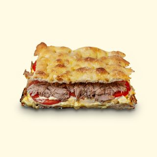 Focaccia tonno all'olio, pomodoro e maionese