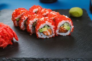 კალიფორნია ორაგულით და ტობიკოთი