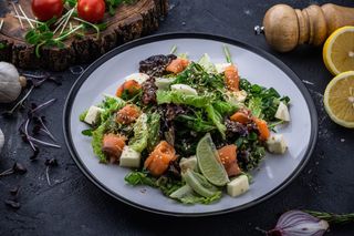 Легкий салат со слабосоленой семгой