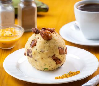 Bolón con chicharrón