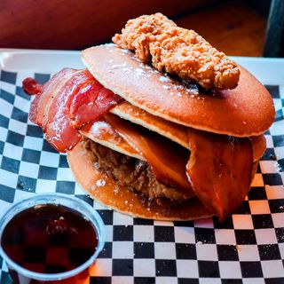 Pancake con pollo crujiente y bacon