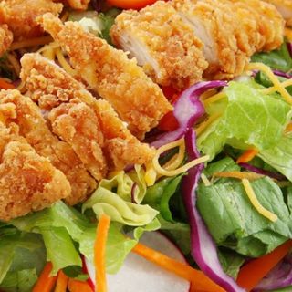 Plato de zinger con ensalada 