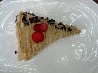 Palačinka bijela čokolada, svježa jagoda, Oreo i pistacija krem