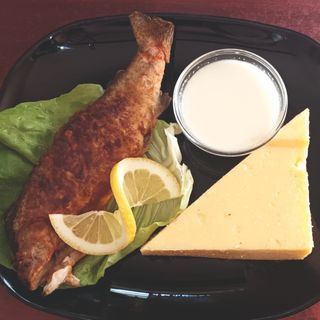 Pastrav prajit cu mamaliga si mujdei de usturoi 200g/250g