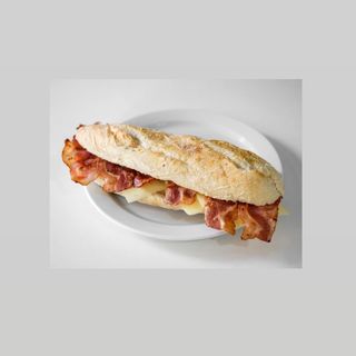  bocadillo bacon, queso y huevo