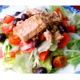 INSALATONA ALLA CALABRESE - CON LATTUGHINO MAIS TONNO OLIVE CAROTE POMODORO