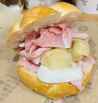Panino con prosciutto cotto Parma, mozzarella e carciofi sott'olio
