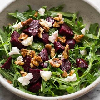 Салат с рукколой и запеченной свеклой 