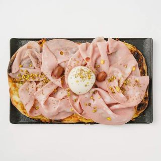 Pinsa Buratta i mortadella na sastanku