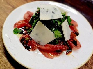 Салат Міланський з в’яленою яловичиною Брезаола,  Руколою, томатами Чері та сиром Пармезан (230g)