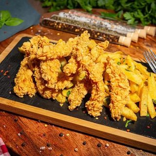 Meniu Crispy cu cartofi pai și salată, sos