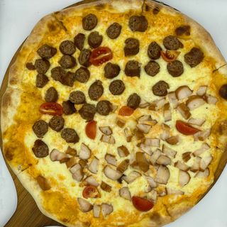 Pizza sa kobasicom i dimljenom piletinom 400gr