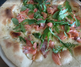 Pizza Bianca Al Salmone (30 Cm.)