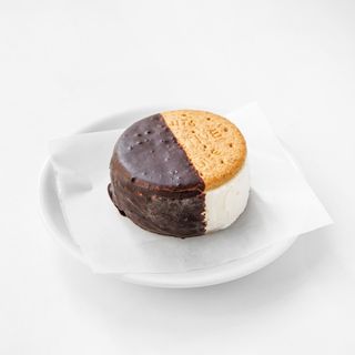 Biscotto fior di latte coperto per metà con cioccolato fondente