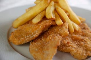 Pechuga De Pollo Empanada Con Patatas Fritas