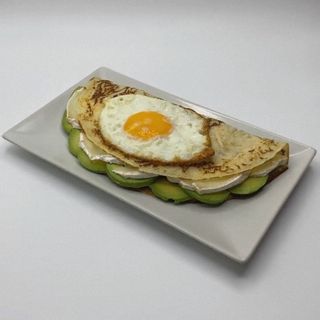 Crêpe De Aguacate, queso de cabra y huevo frito