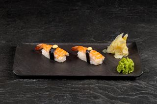 Суши с креветкой и манго (110г)