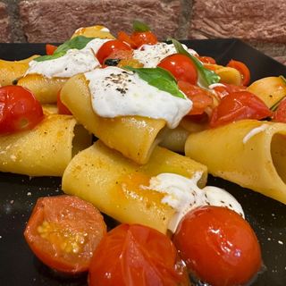 PACCHERI POMODORINI E STRACCIATA(V)