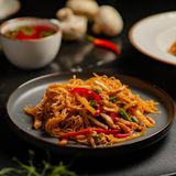 Лапша WOK с курицей в кисло-сладком соусе