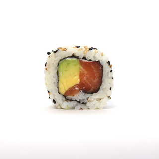 MEDIO ROLL SALMÓN AGUACATE
