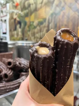 CHURRO CUBIERTO DE CHOCOLATE  Y RELLENO de DULCE de LECHE