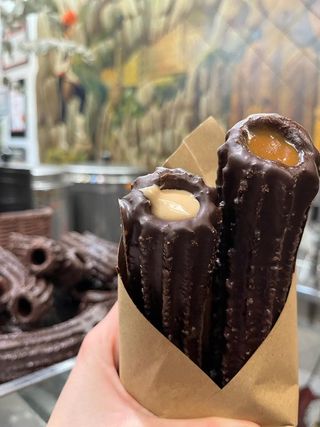 CHURRO CUBIERTO DE CHOCOLATE  Y RELLENO de DULCE de LECHE