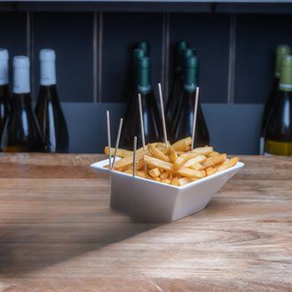 Patatas Fritas Con Salsa Brava