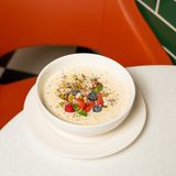 Каша овсяная со свежими ягодами, орехами и семенами чиа