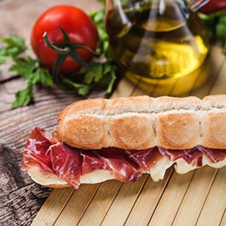 La Clásica Baguette de Jamón de Andreu y Queso Fundido