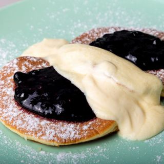 Clatite pufoase servite cu dulceata si sos de vanilie