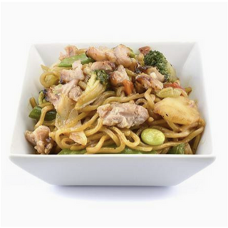 Noodles salteados con verduras y pollo picante