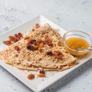 Palačinka sa medom, orasima i suvim grožđem