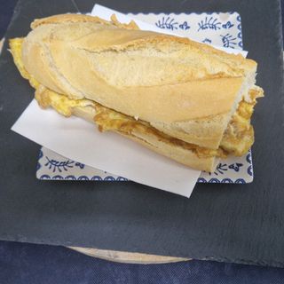 Bocadillo De Tortilla Francesa Con Bacon