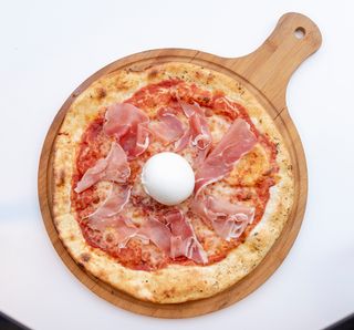 Пица с бурата и прошуто ( 400 г ) 