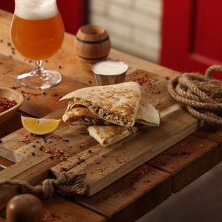 კესადია ქათმის და ღორის ხორცით