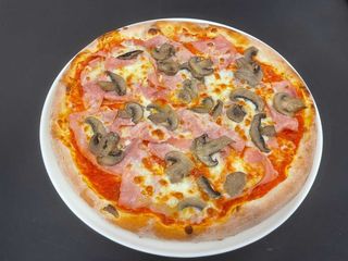 Pizza con prosciutto e funghi