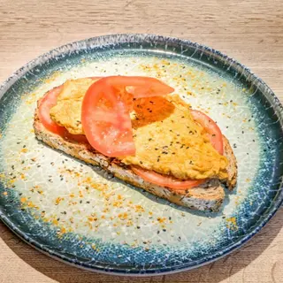 tostada de omlete y tomate