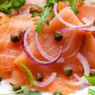 77. ENSALADA DE SALMÓN AHUMADO