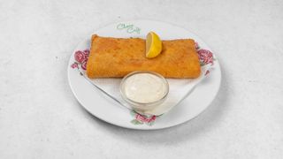 Pohana palačinka sa šunkom i sirom uz dodatak tartara i limuna