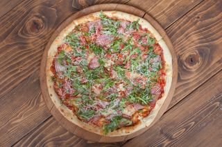 Pizza sa rukolom i pršutom