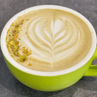 Latte Pistacho caliente