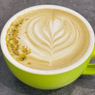 Latte Pistacho caliente