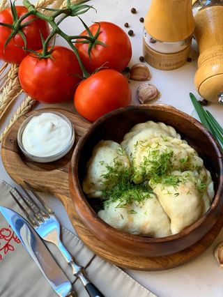 З сиром сулугуні, помідором та зеленню (220/30г)