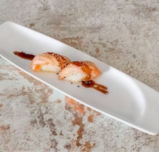 11 Nigiri De Salmón Flameado (2 Pzs.)