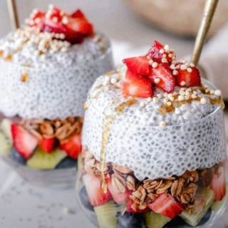 Chia pudding cu lapte de cocos și fructe de pădure