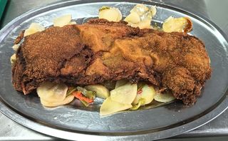 Cachopo de ternera con patatas fritas 