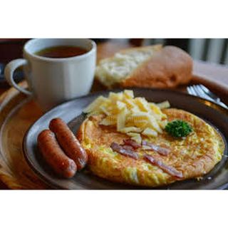 Toasted Bread +2 Sausages + Plain Omelette + Tea Pot